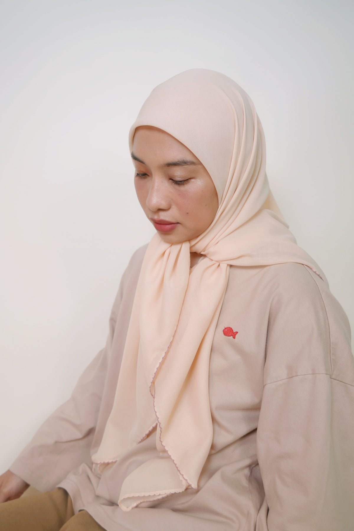 Dual Scallop Square in Cream