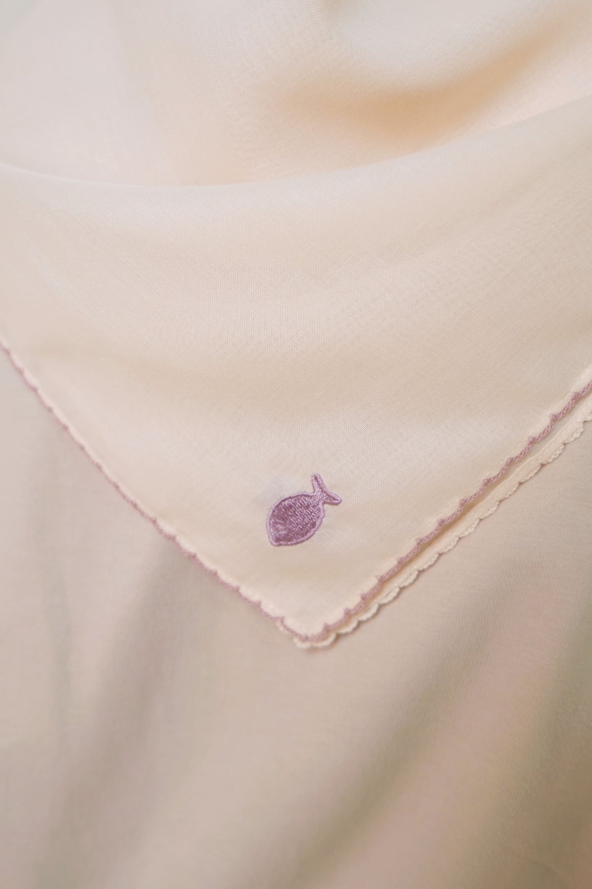 Dual Scallop Square in Cream